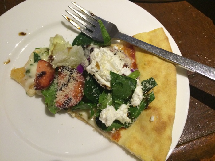 披萨，沙拉披萨，意大利乳清干酪，食品，盘子，食品和饮料，餐具，即食