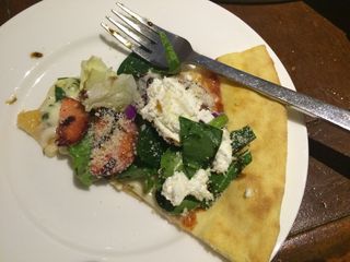 披萨，沙拉披萨，意大利乳清干酪，食品，盘子，食品和饮料，餐具，即食