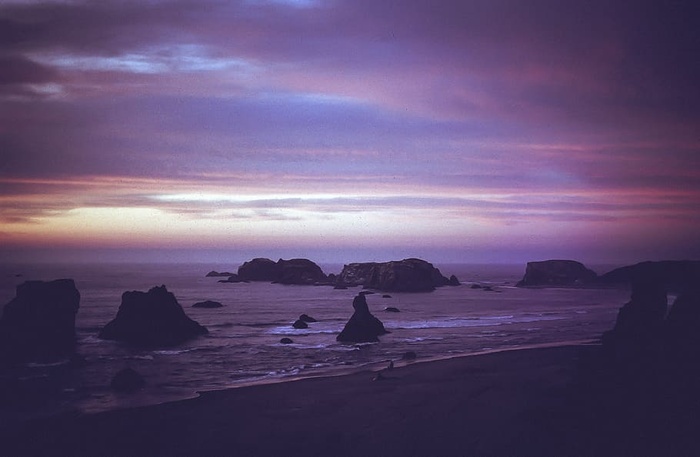 海洋上空五颜六色的哑光夕阳云