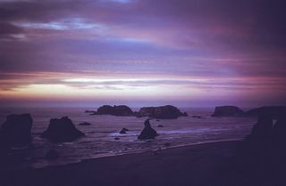 海洋上空五颜六色的哑光夕阳云