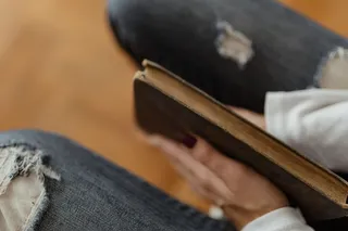 美丽的年轻女子正在读书