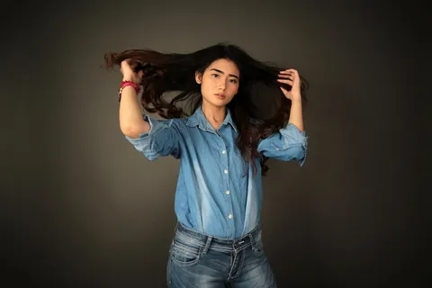 女式蓝色纽扣长袖衬衫