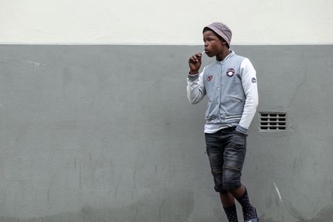 站在墙边的男人