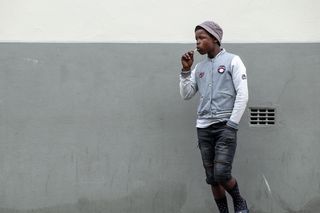 站在墙边的男人