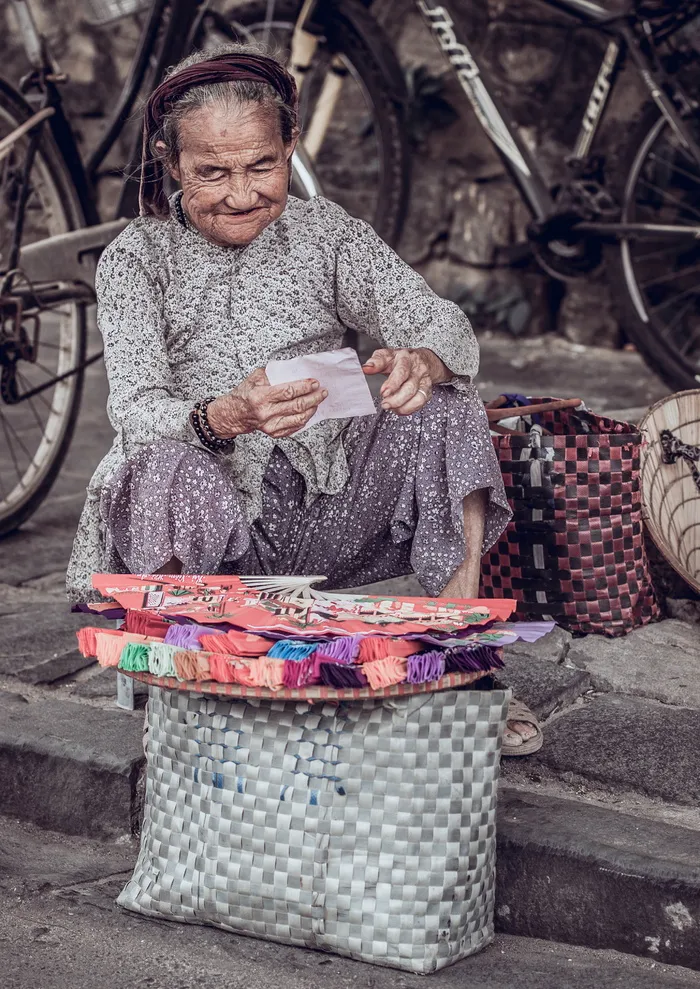 坐在自行车旁的女人