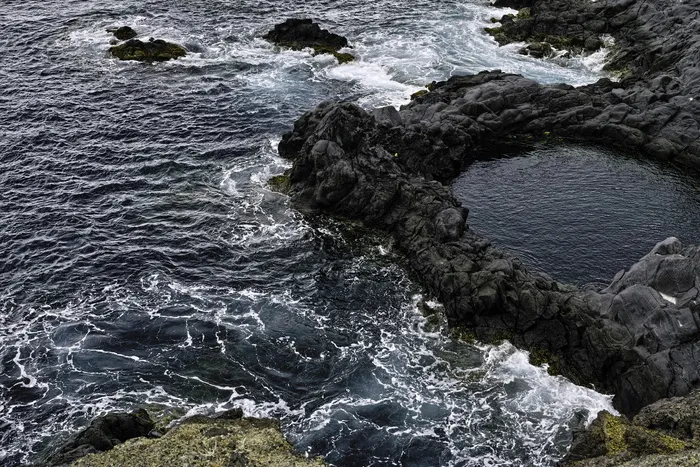 白天的海洋和灰色岩石