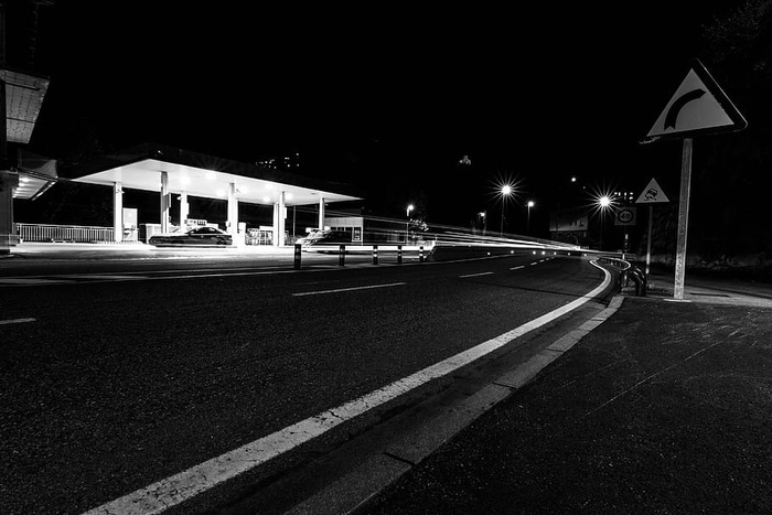 黑白、汽车、加油站、灯光、长时间曝光、夜晚、道路、标志