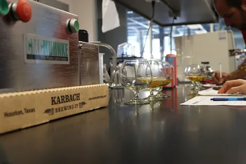 桌子,食物和饮料,真人,饮料,一人,选择性聚焦,室内,男性 桌子,食物和饮料,真人,饮料,一人,选择性聚焦,室内,男性