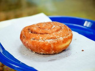 一张放在蓝色盘子上的橙色卷的特写镜头