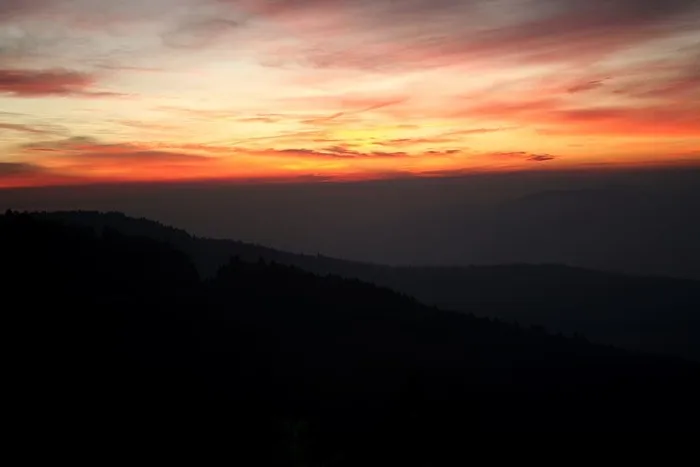 蓝岭山脉的日出。