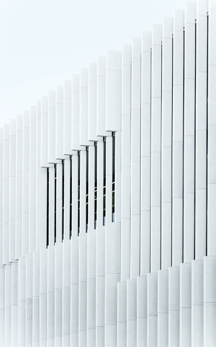 白色乙烯基百叶窗、建筑、建筑、基础设施、结构、设施、公寓、窗户