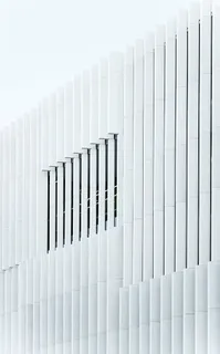 白色乙烯基百叶窗、建筑、建筑、基础设施、结构、设施、公寓、窗户 白色乙烯基百叶窗、建筑、建筑、基础设施、结构、设施、公寓、窗户