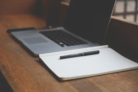 除了书和笔之外,还有Macbook Pro 除了书和笔之外,还有Macbook Pro