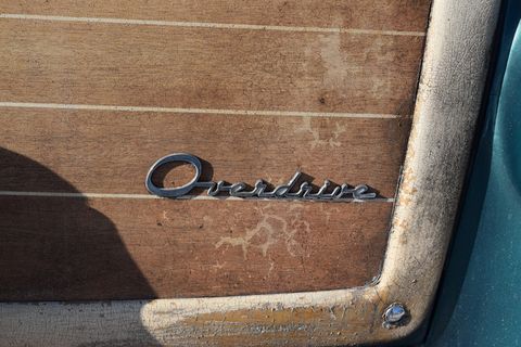 棕色木板上的银色超速档标志