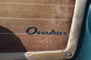 棕色木板上的银色超速档标志