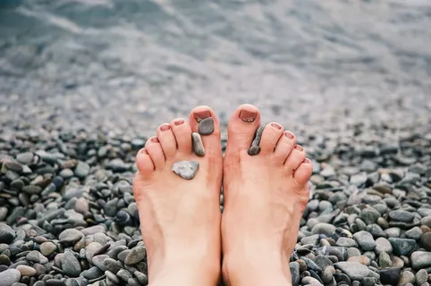 女人脚上的石头 女人脚上的石头