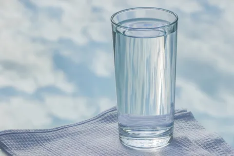 特写照片,玻璃,满的,水,餐巾,天空反射,玻璃玻璃杯,空气 特写照片,玻璃,满的,水,餐巾,天空反射,玻璃玻璃杯,空气
