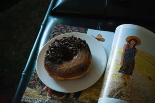 人，人，食物，面包，甜点，糖果，陶器