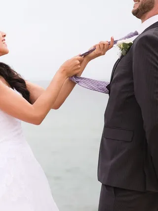 新娘和新郎在婚礼照片上玩耍