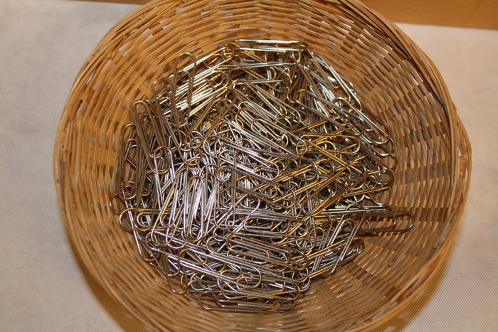 回形针，篮子，金属，办公用品，特写，室内，无人，静物
