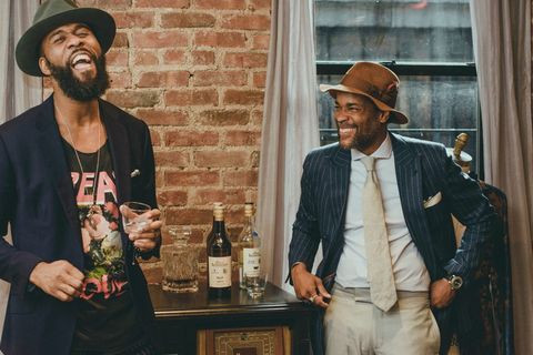 房间里微笑的男人