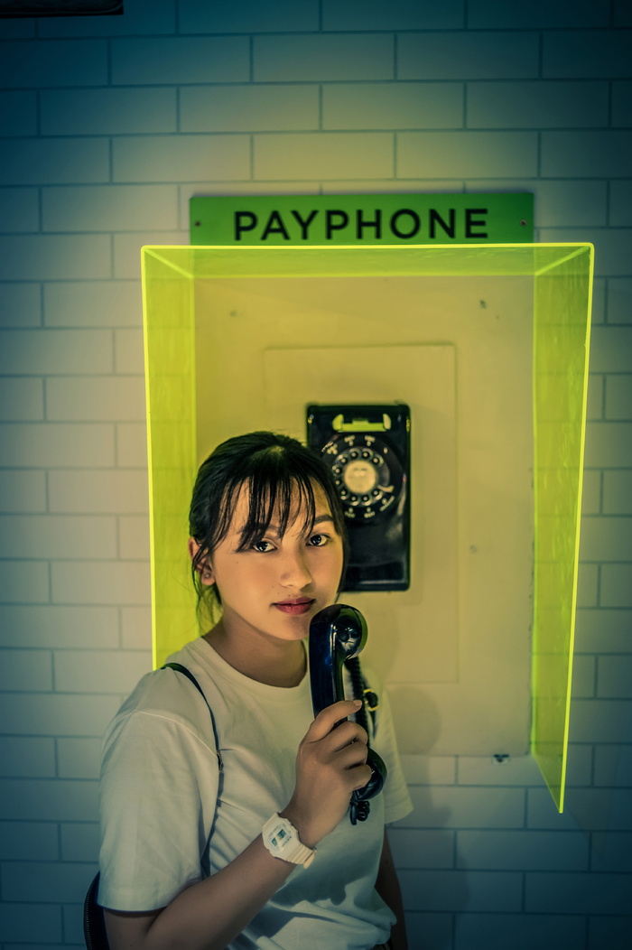 穿着白衬衫拿着电话的女人