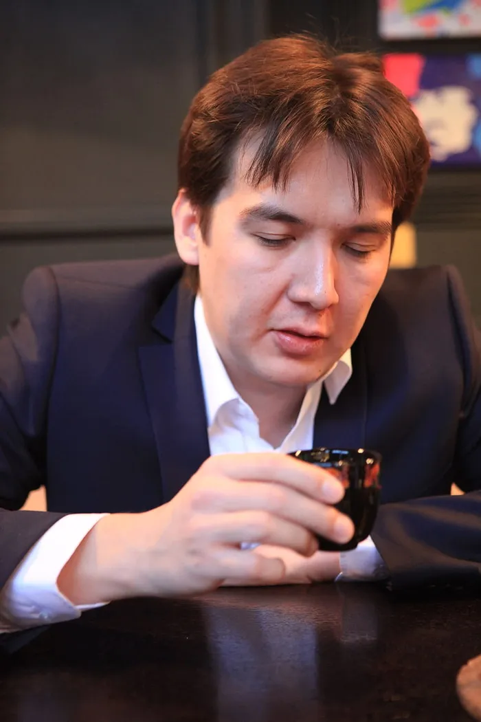 成人、休息、商业、商人、商人、咖啡馆、自助餐厅、，