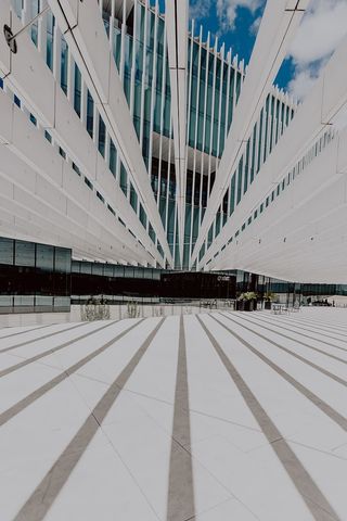 现代白色建筑，建筑师艾利斯·马泰乌斯的EDP总部，葡萄牙里斯本