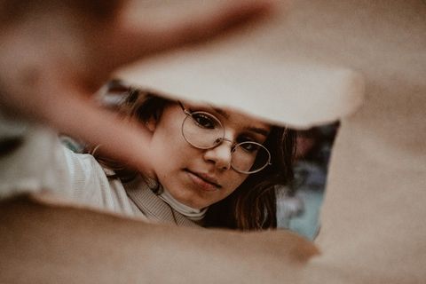 戴金框眼镜的女人