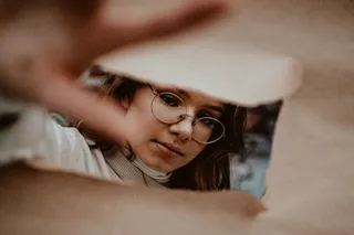 戴金框眼镜的女人