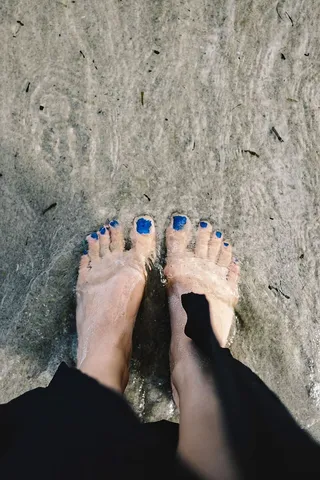 海边女孩双腿特写