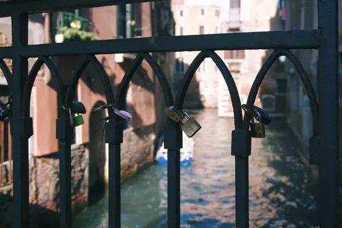 锁在黑色金属栏杆上的黑色金属钥匙挂锁