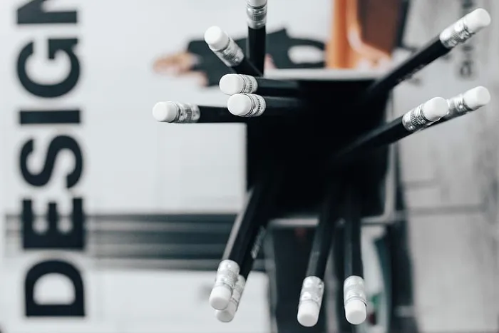 铅笔、杂志和一个旧灯泡