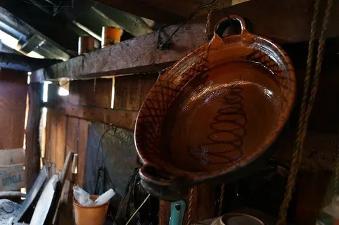 砂锅，厨房，小屋，室内，食品和饮料，木材，酒窖，酒窖