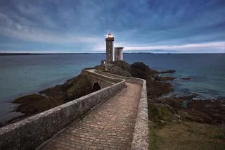 蓝天下的灯塔照片