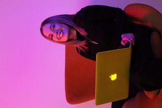 坐着的女人在使用MacBook