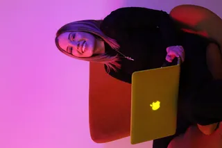 坐着的女人在使用MacBook