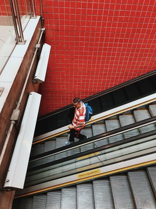 男子下扶梯照片