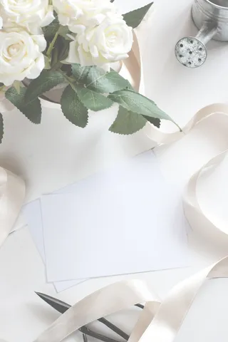 白色，纸张，桌子，旁边，花瓣，明信片，图片，相框