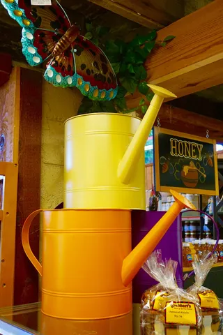 农场商店，水罐，花园，商店，柜台，五颜六色，橙色，黄色