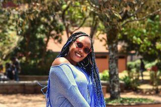 穿蓝色上衣的女人