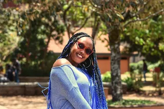 穿蓝色上衣的女人