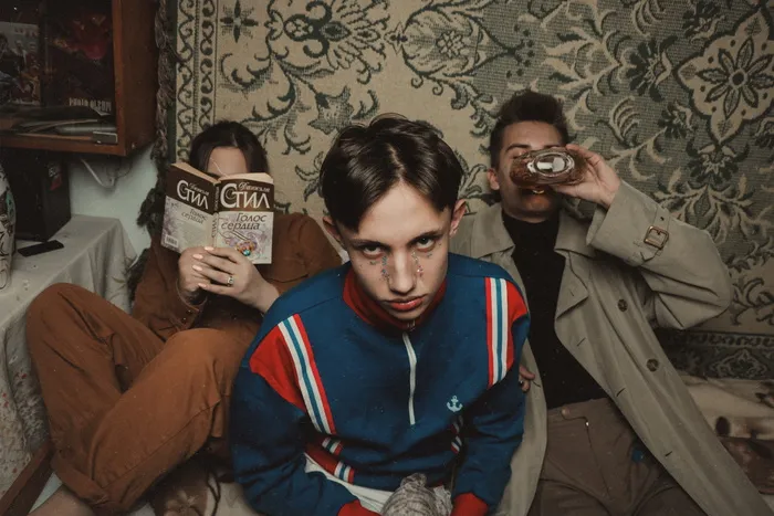 3名男子坐在米色床上