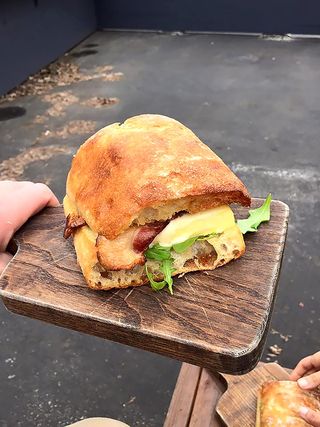 三明治、鸡蛋、培根、奶酪、早餐、狐狸肉、咖啡、人手