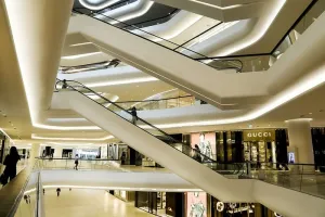 购物中心、*大使馆、购物中心、商店、自动扶梯、商店、曼谷、豪华酒店内的人们