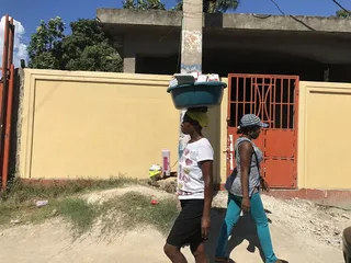 人，人，短裤，衣服，服装，鞋，鞋类，女士