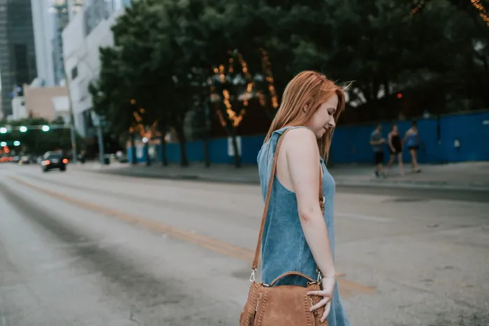 白天过马路的女人照片