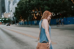 白天过马路的女人照片