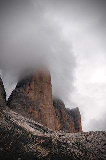 白天形成褐色岩石