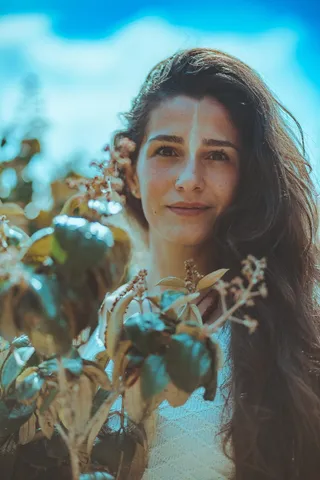 穿白色上衣的女人